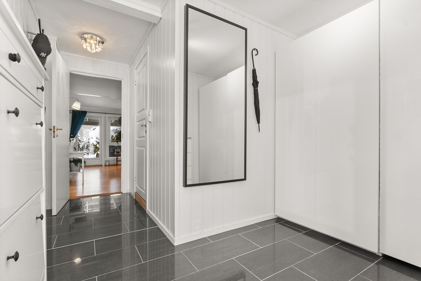 Velkommen inn! Her får du et godt førsteinntrykk av boligen i en lys og innbydende entrè Galleribilde