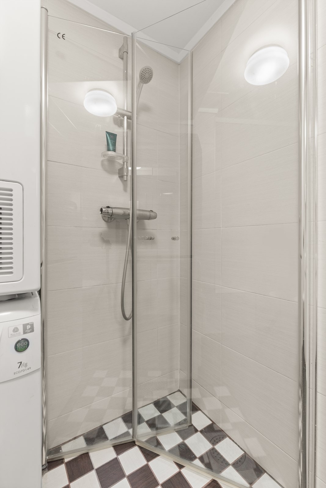 Videre er det og et dusjhjørne med innfellbare glassdører Galleribilde