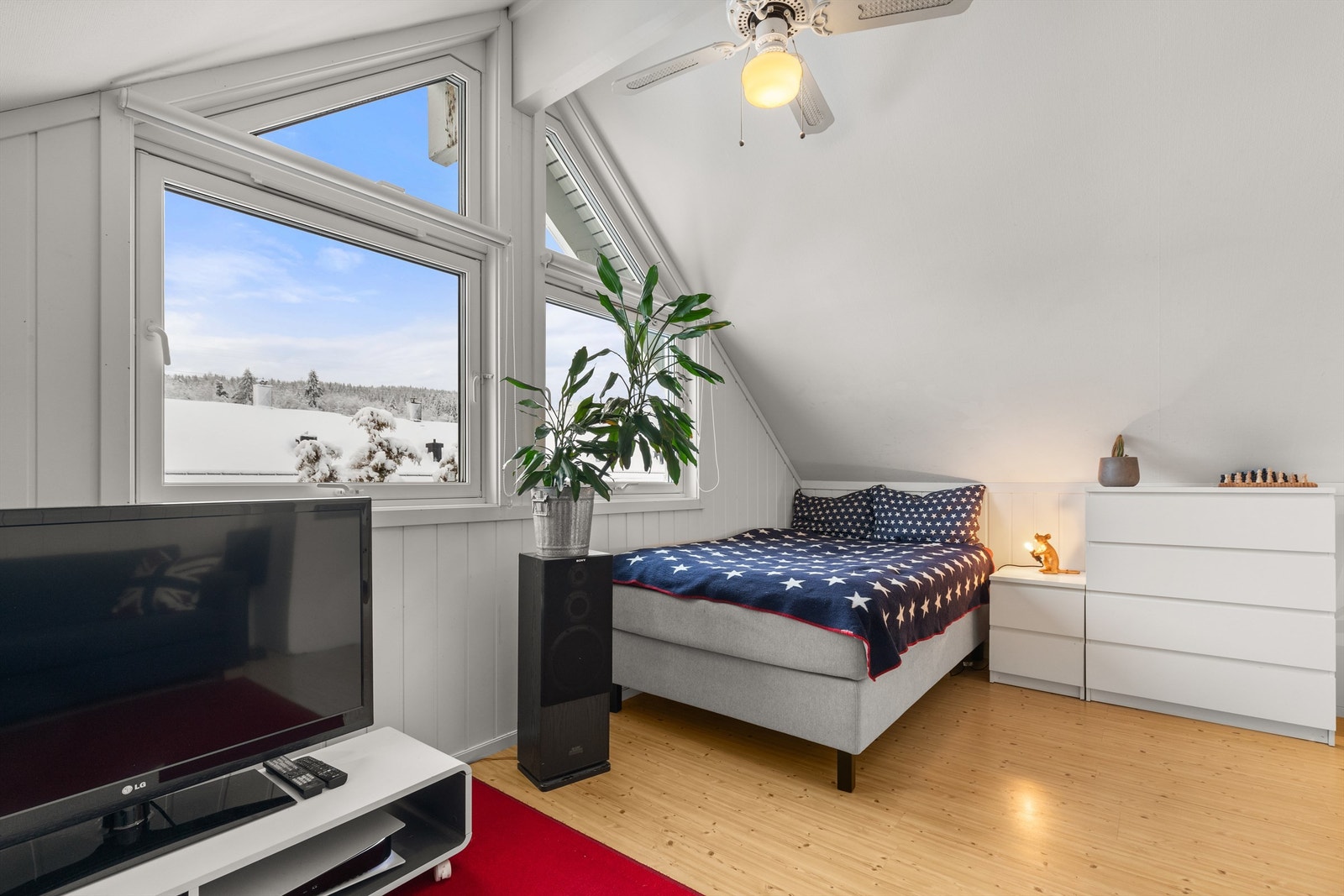 De store vinduene slipper inn rikelig med dagslys og gir en luftig og åpen romfølelse. Galleribilde