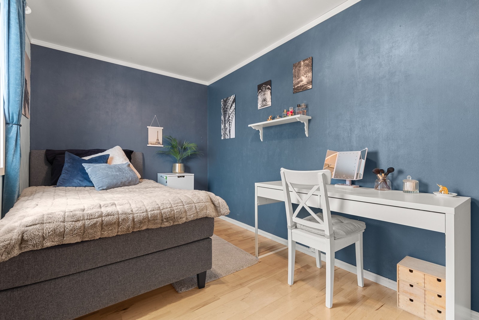 Boligens andre soverom er også av god størrelse med plass til seng, tilhørende nattbord og annet ønskelig soveromsmøblement Galleribilde