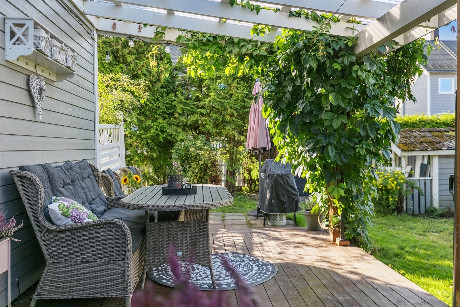 En sjarmerende uteplass rett ved inngangen - perfekt for morgenkaffen eller en kveld i ro og fred. Galleribilde