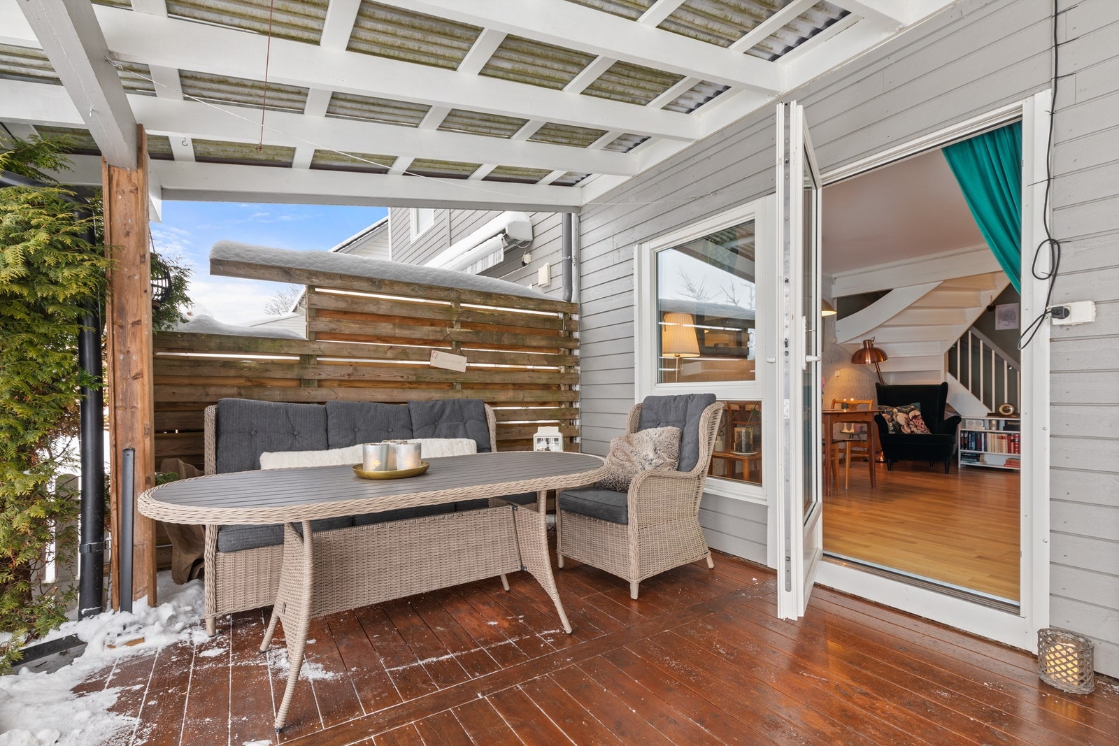 Fra stuen er det utgang boligens romslige overbygget terrasse. Galleribilde