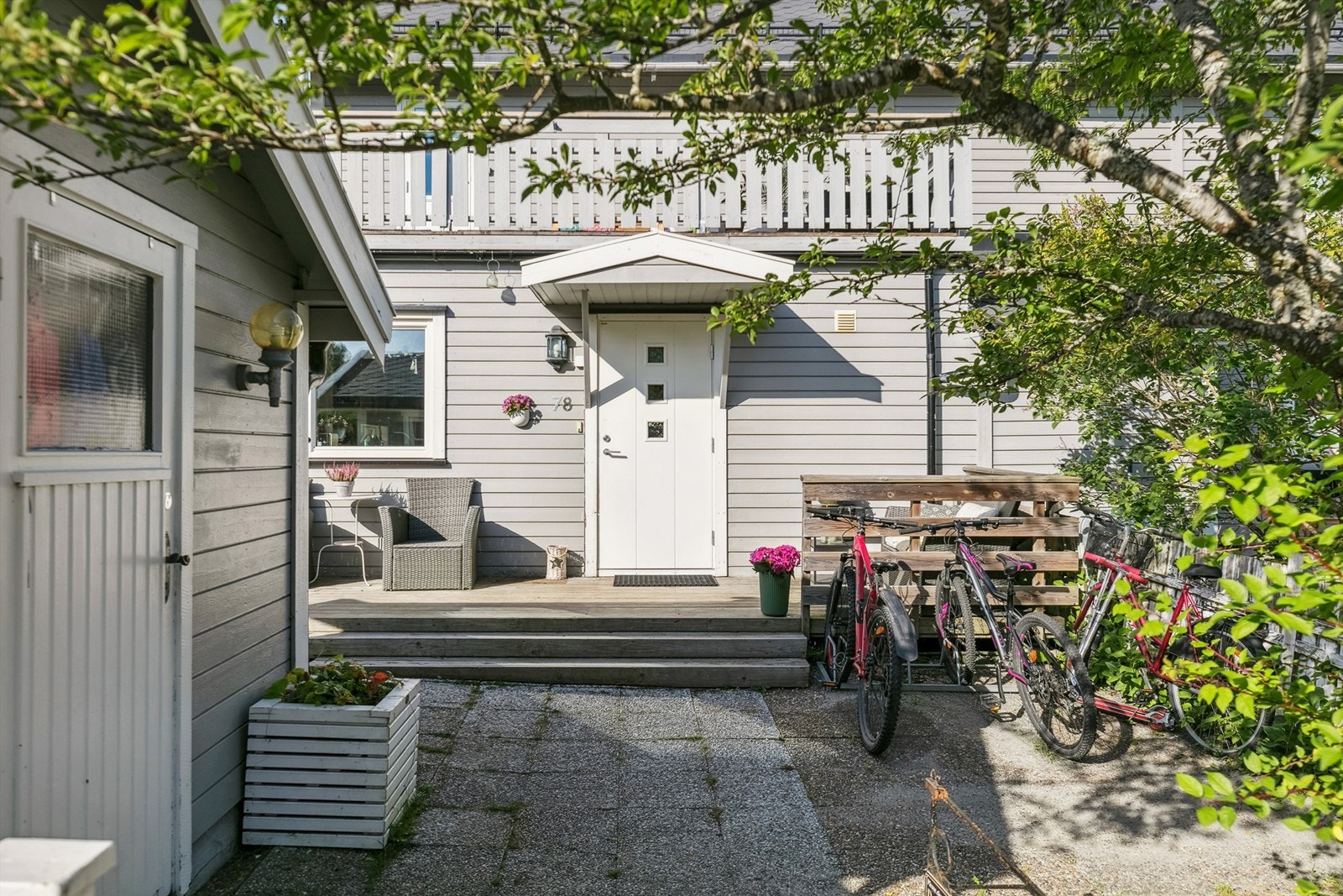 Inngangspartiet er innbydende med detaljer som hever helheten - velkommen inn! Galleribilde