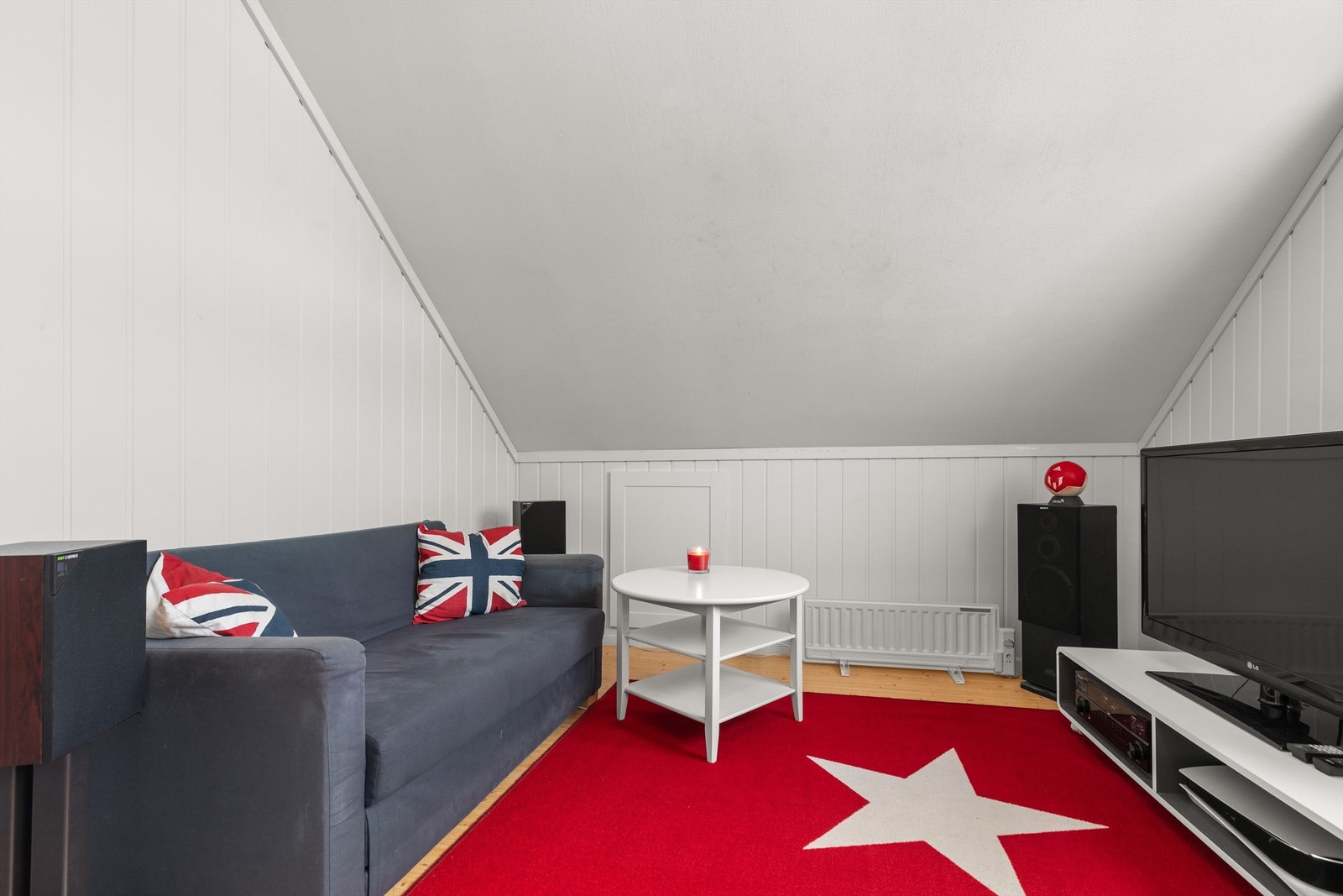 Rommet er i dag anvendt som soverom/ loftstue, men passer også ypperlig som lekerom, hobbyrom, barnerom eller kontor. Galleribilde