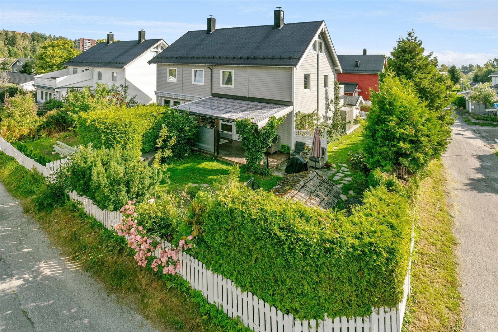 Her bugner det av både spiselige og dekorative planter, som eple- og pæretre, bærbusker, samt vakre blomster som syriner og tulipaner. Galleribilde