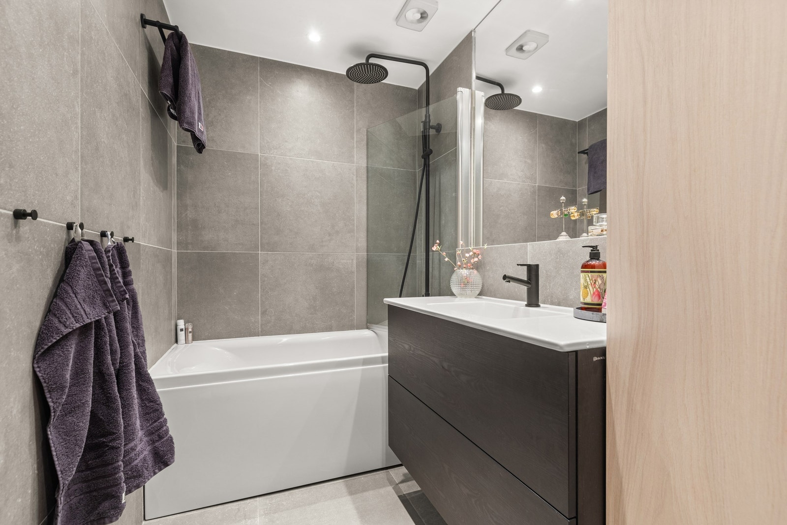 Boligens andre bad er beliggende i 2. etasje og er fra 2021 og er pent flislagt på gulv og vegger med varme i gulvet. Galleribilde