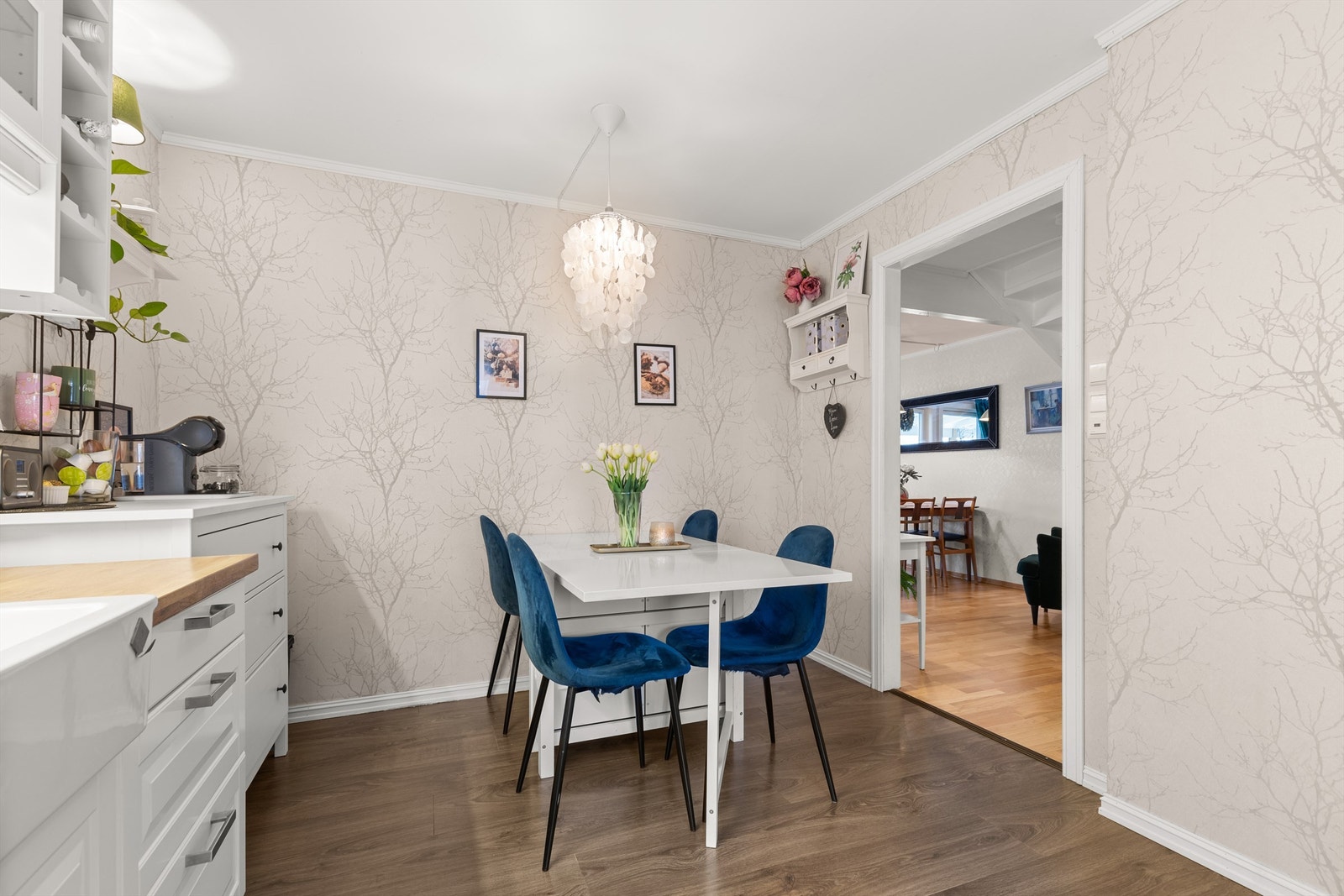 Her kan man også møblere med en spisegruppe, perfekt for å nyte en god frokost. Galleribilde