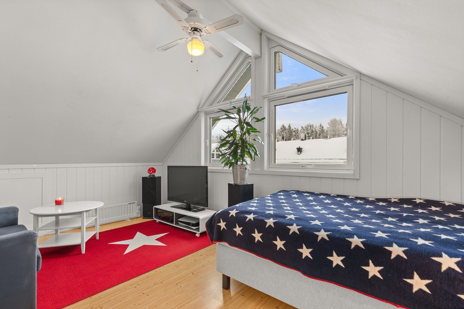 Boligens 3. etasje består av trappegang, soverom og walk in closet. Galleribilde