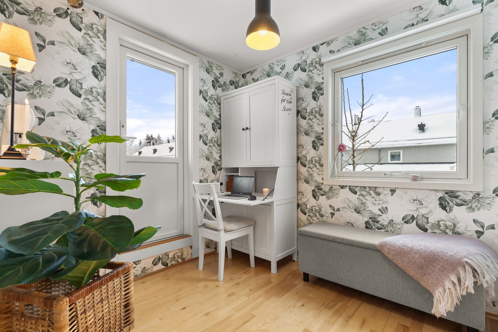 Fra boligens 3. soverom er det utgang til den romslige verandaen i 2. etasje Galleribilde