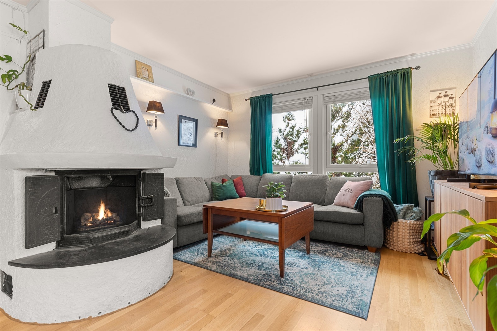 Her er stue og kjøkken-området bredt ut over nesten hele etasjen, med god plass til å innrede i ulike soner. Galleribilde