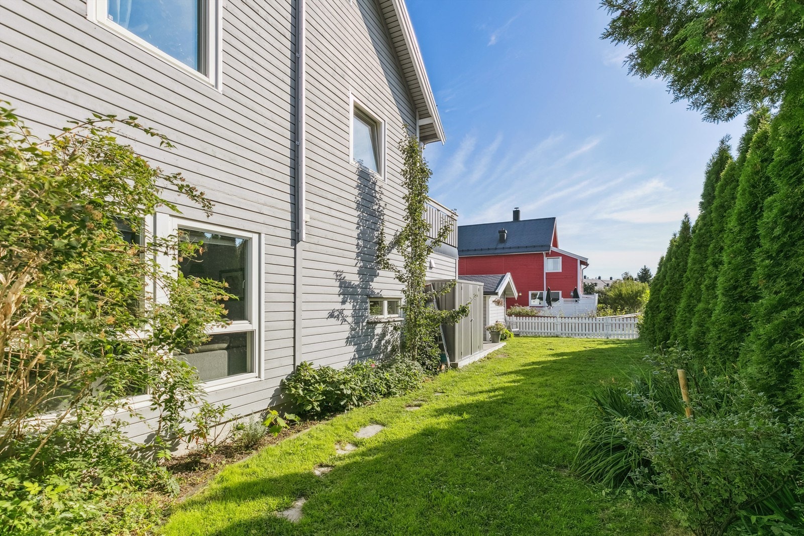 Hagen er stor og strekker seg langs hele boligen. Her er det masse rom for lek og aktivitet Galleribilde