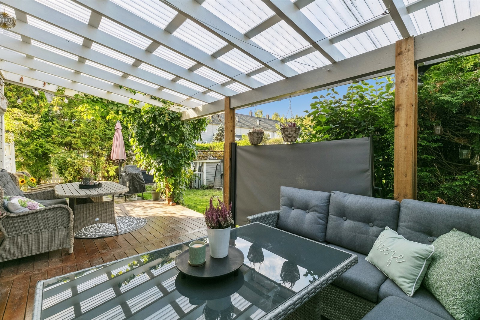 Her er det plass til å invitere venner og familie på middag eller lunsj under en praktisk pergola. Galleribilde