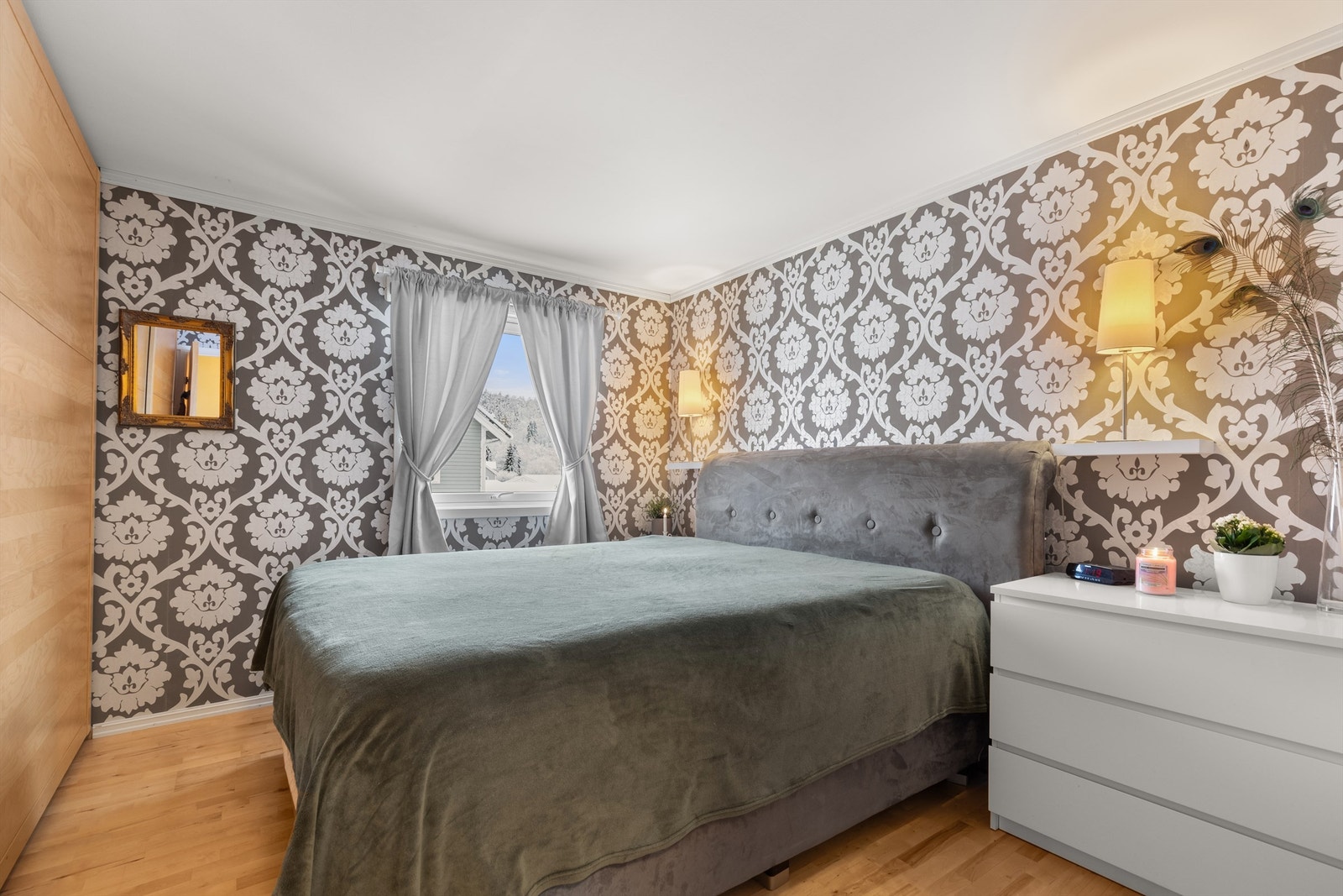 2. etasje består av en gang, 3 soverom og 1 bad. Hovedsoverommet er av god størrelse med plass til dobbeltseng, nattbord og kommode. Galleribilde