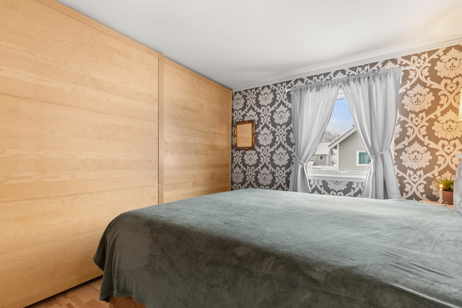 Det er også et romslig garderobeskap med god oppbevaringsplass Galleribilde