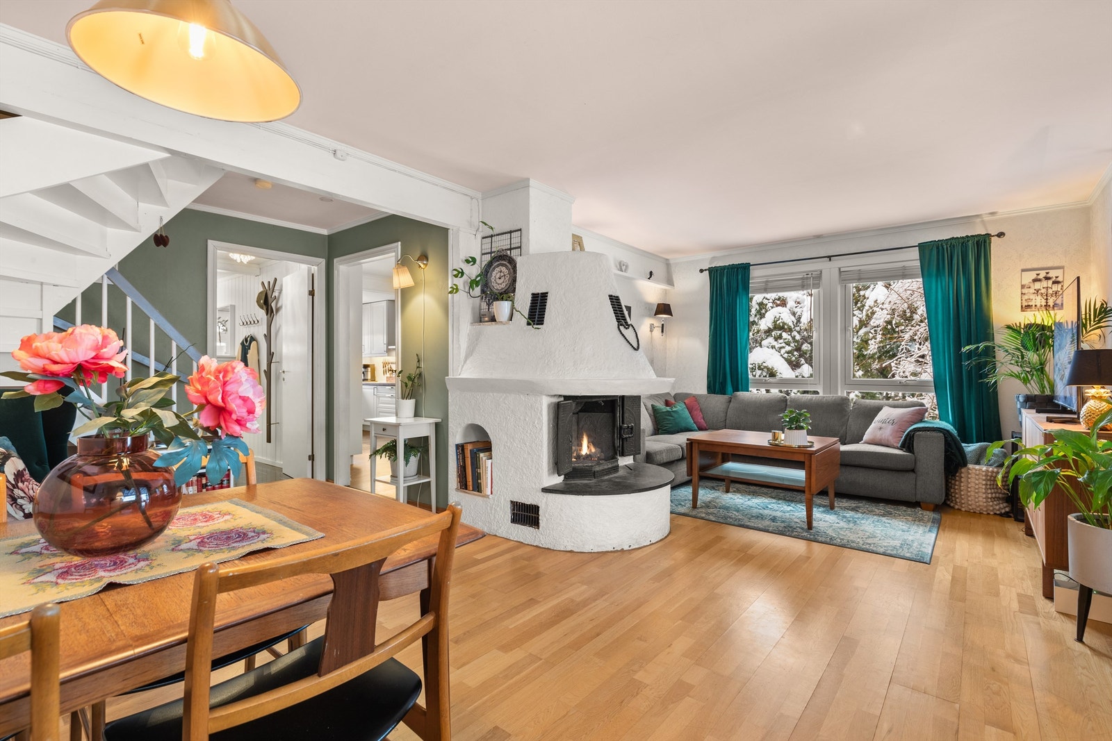 I stuen er det god plass til å møblere med sofa, tilhørende salongbord og TV-seksjon, samt en spisegruppe om ønskelig Galleribilde