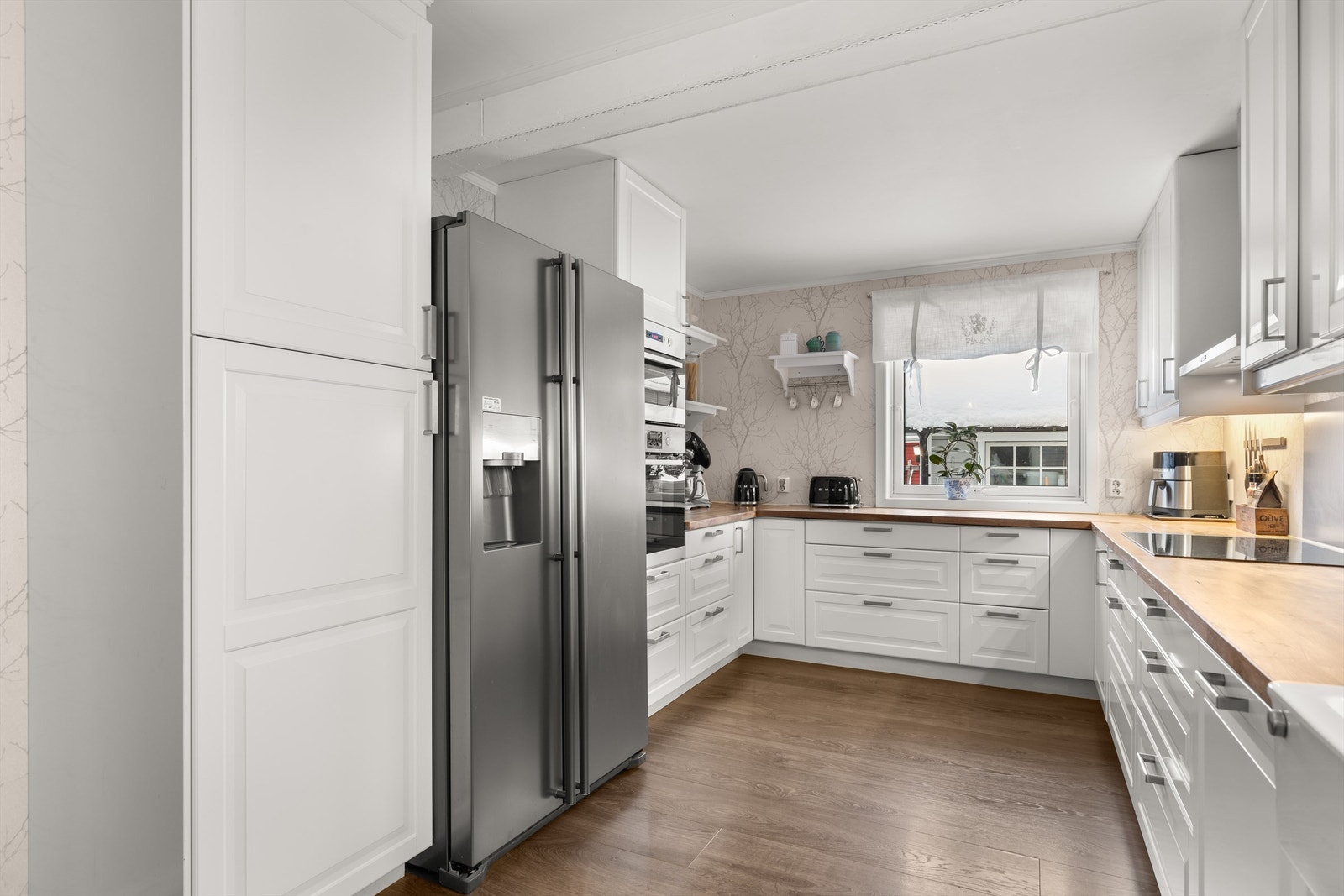 Av integrerte hvitevarer er platetopp, stekeovn og mikrobølgeovn samt frittstående kjøl- og fryseskap. Galleribilde