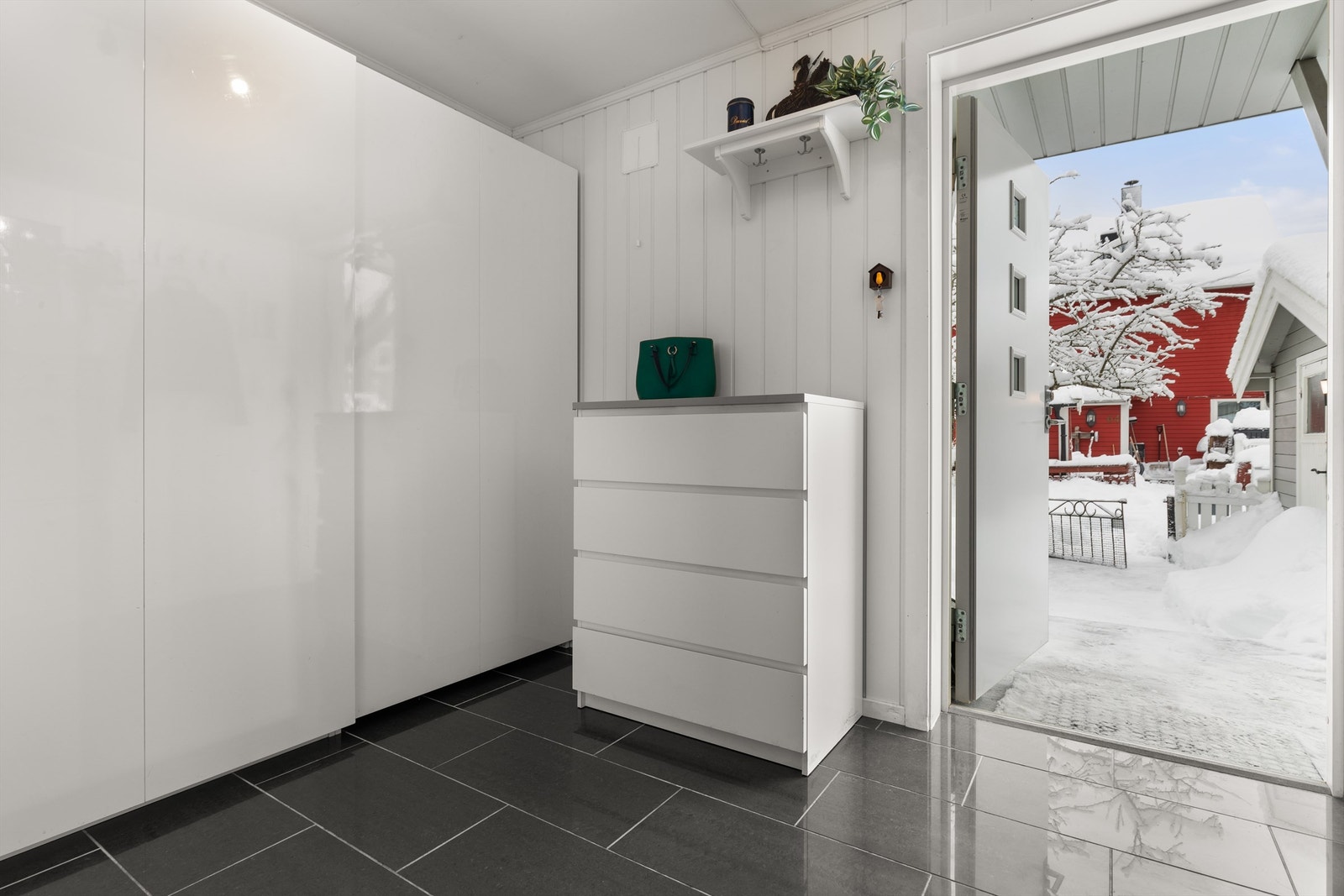 Det romslige garderobeskapet passer perfekt til oppbevaring av yttertøy Galleribilde