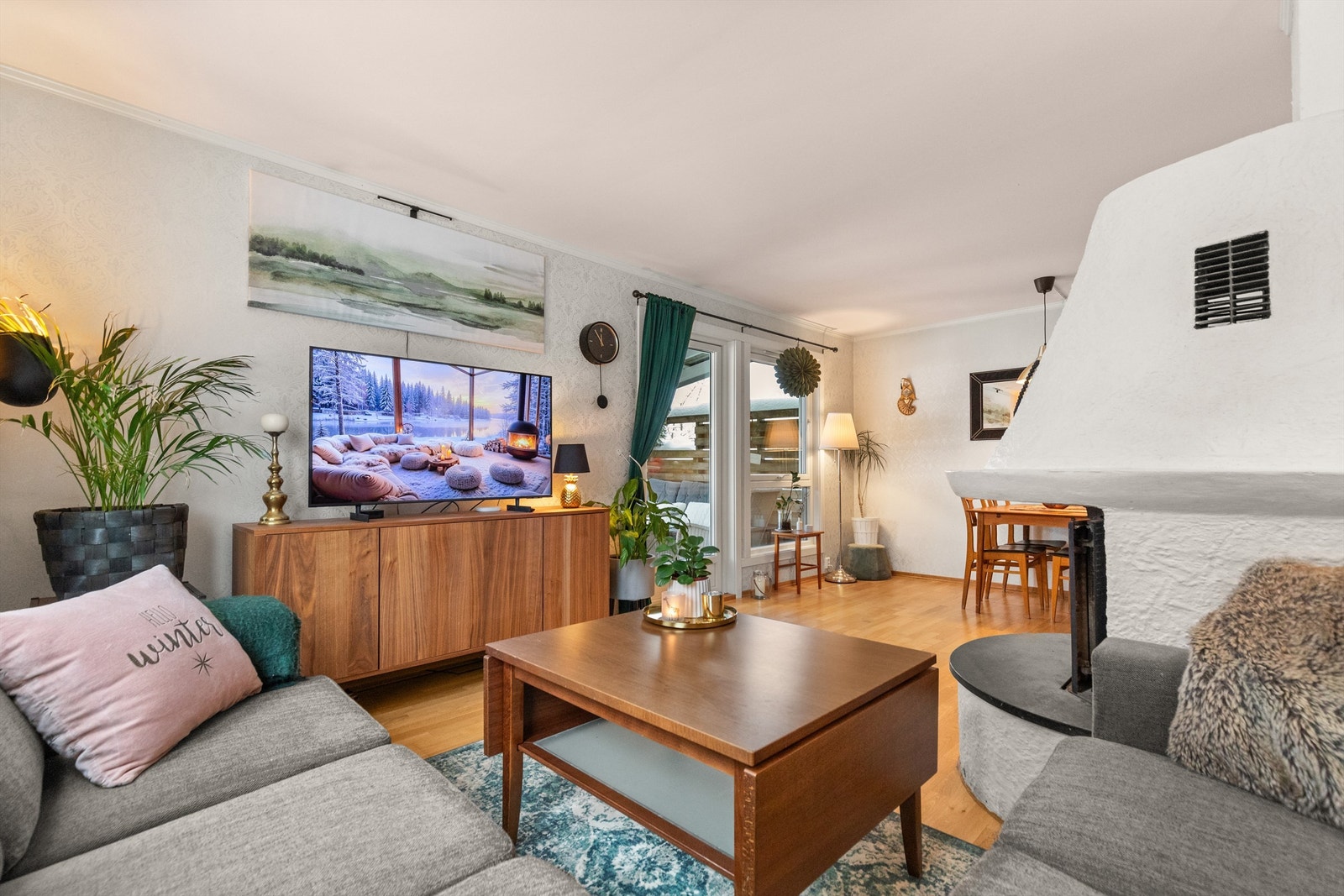 Stuen er lys og innbydende med store vindusflater som slipper inn rikelig med dagslys. Galleribilde