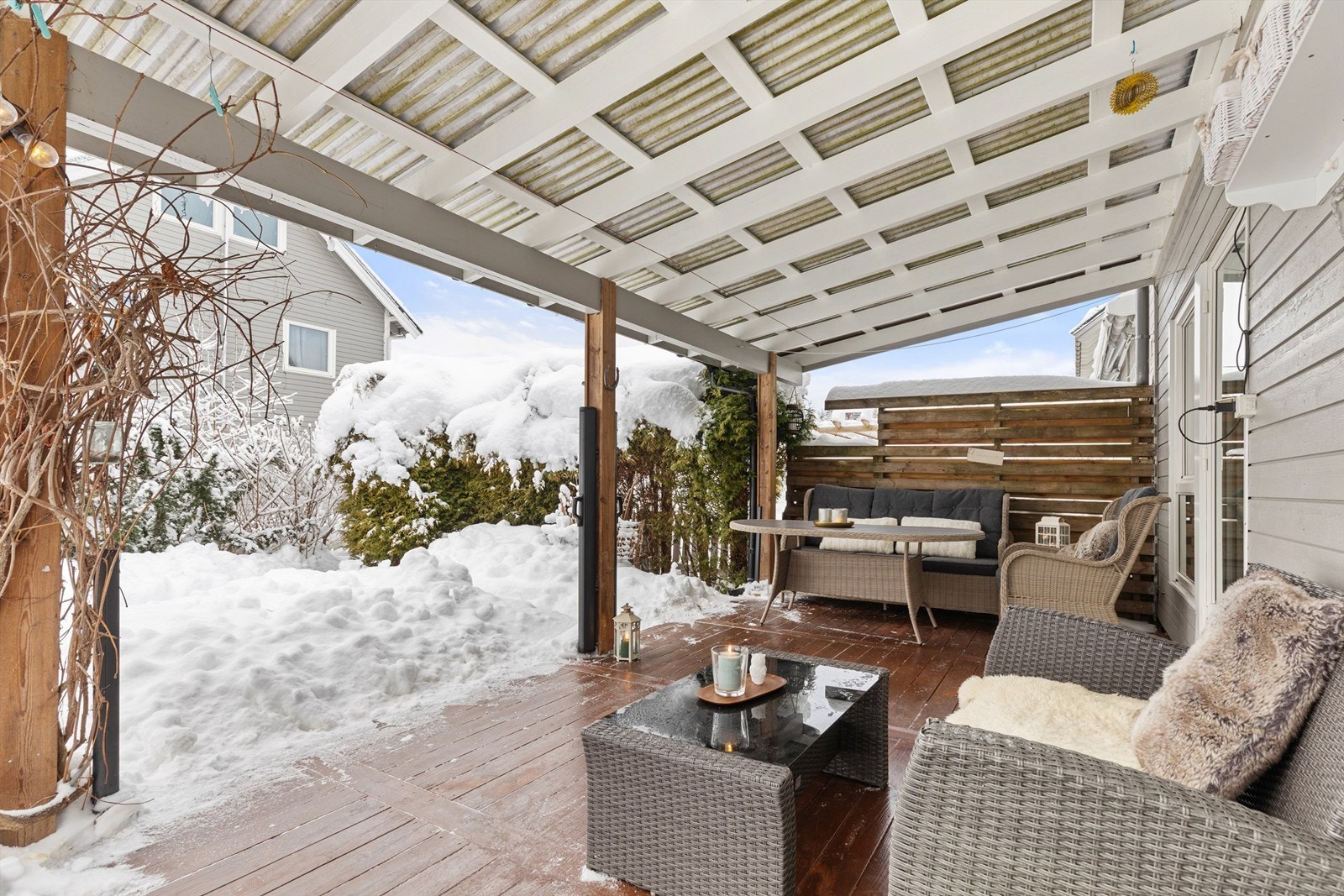 Her er det god plass til å invitere venner og familie på middag i en romslig spisegruppe, enten på en varm sommerdag eller ved bålpanna etter en tur på ski. Galleribilde