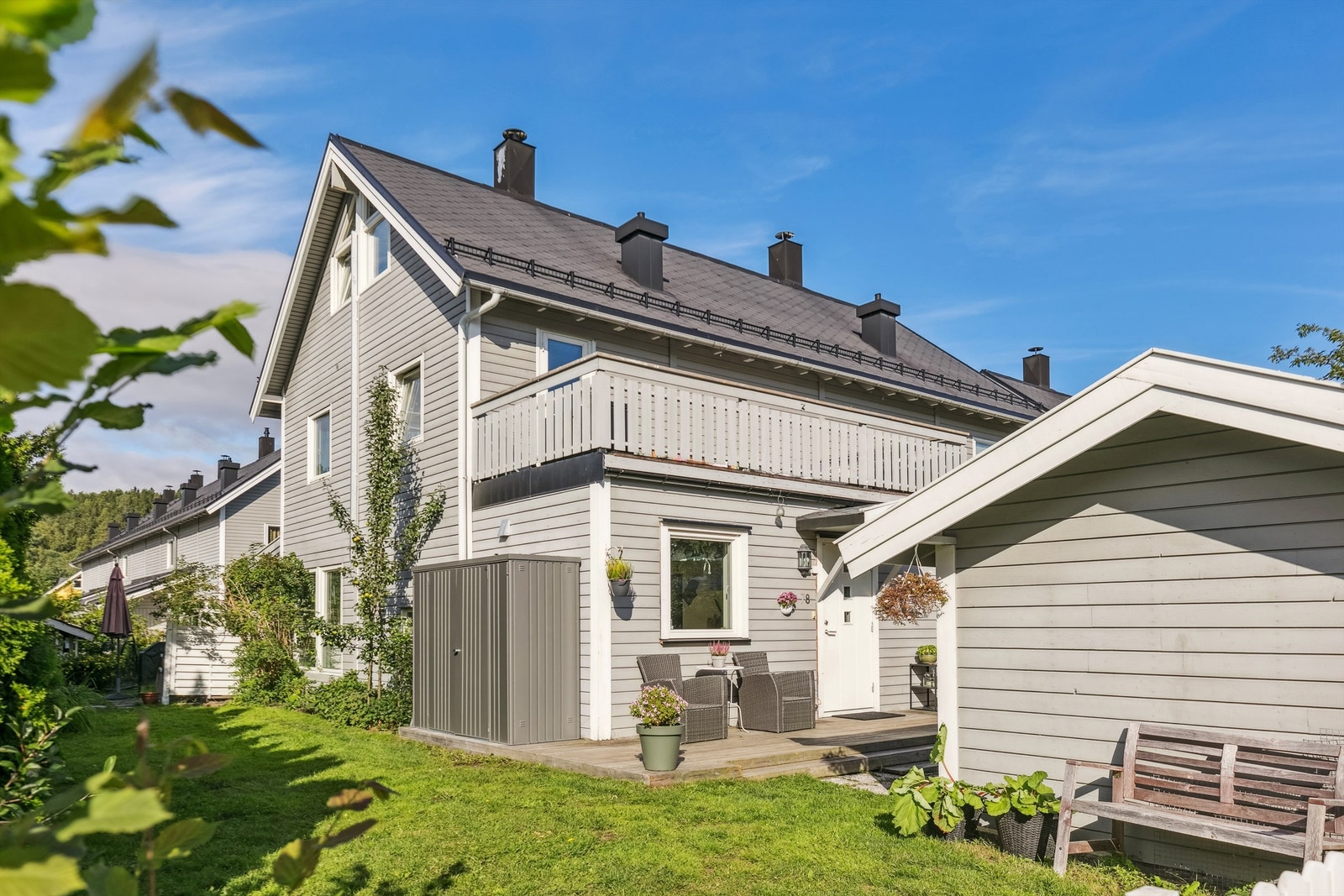 Et sjarmerende rekkehus over 3 romslige plan i et velorganisert borettslag! Her er det stor og frodig hage, 3 solrike uteplasser, og nærmest direkte utgang til marka! Galleribilde