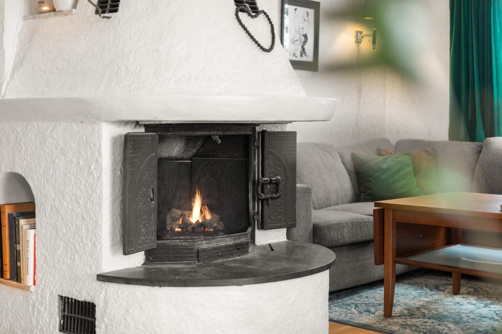 Kalde vinterkvelder blir også hyggeligere med en peisovn som varmer opp stuen. Galleribilde