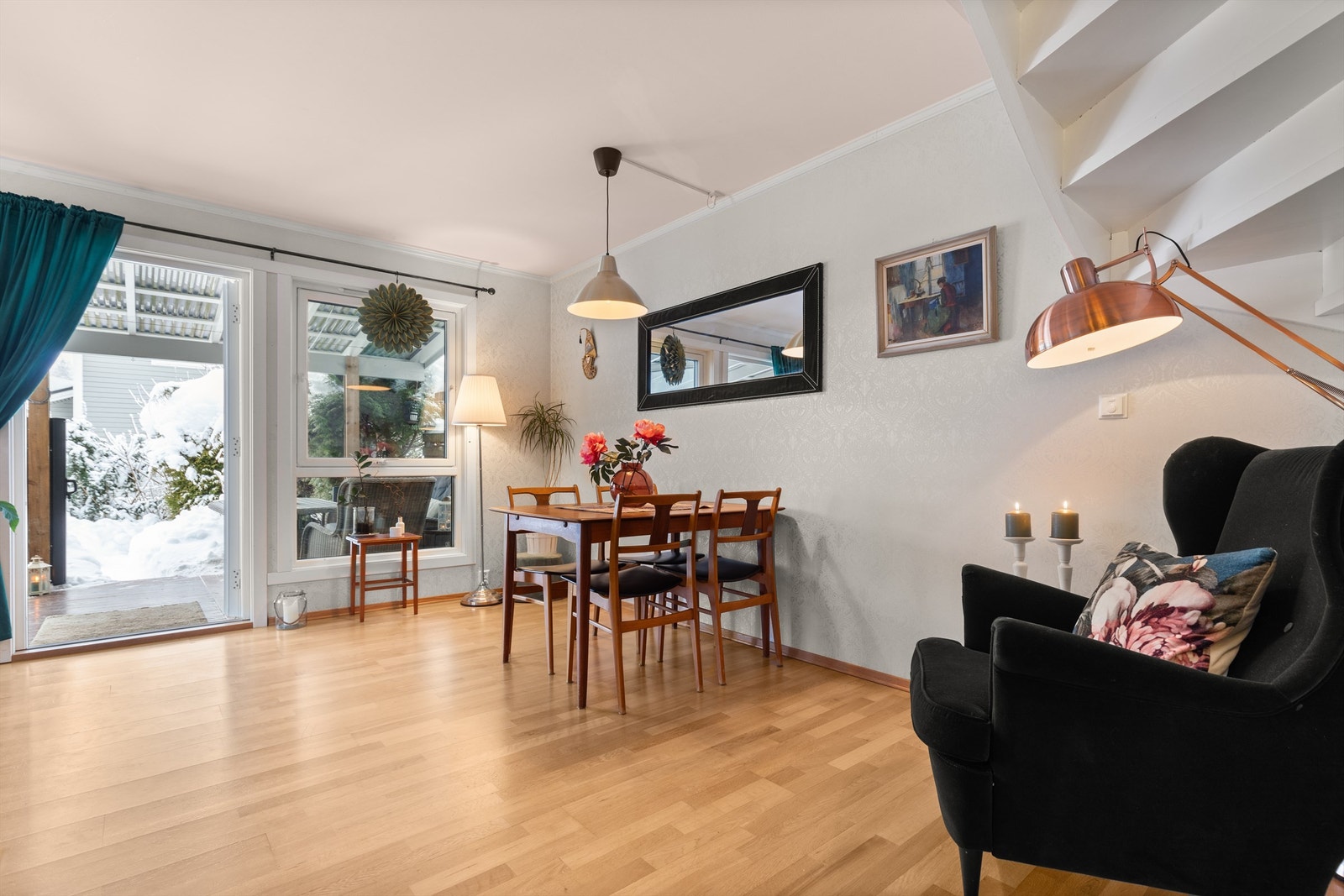 På årets varmere dager virker terrassen som en fin forlengelse av stuen, og det er god plass til å invitere venner og familie på besøk! Galleribilde