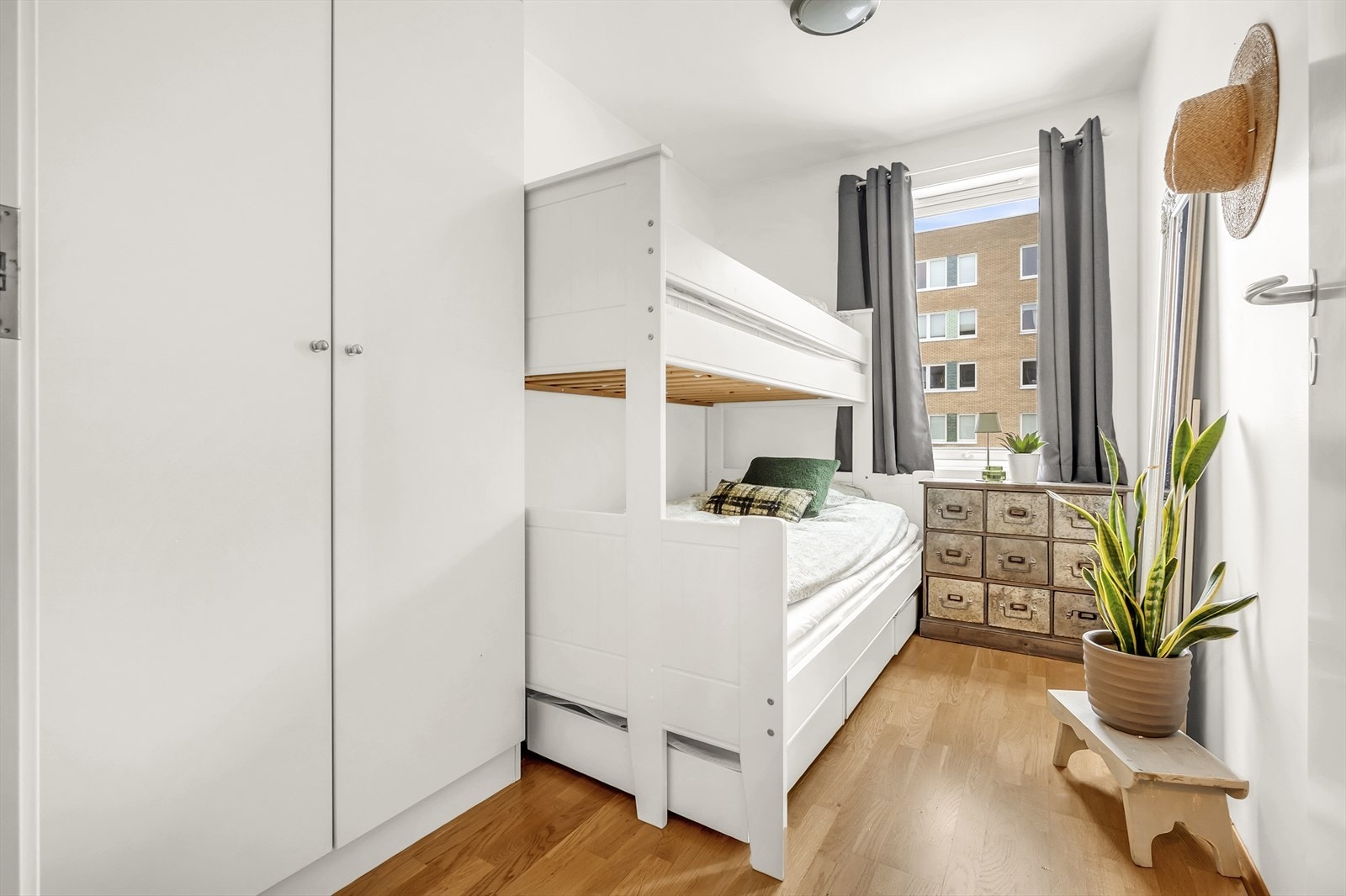 Dette soverommet har plass til seng og øvrige møbler. Soverommet er i dag utstyrt med en etasjeseng og praktiske skuffer under senga for oppbevaring. Galleribilde