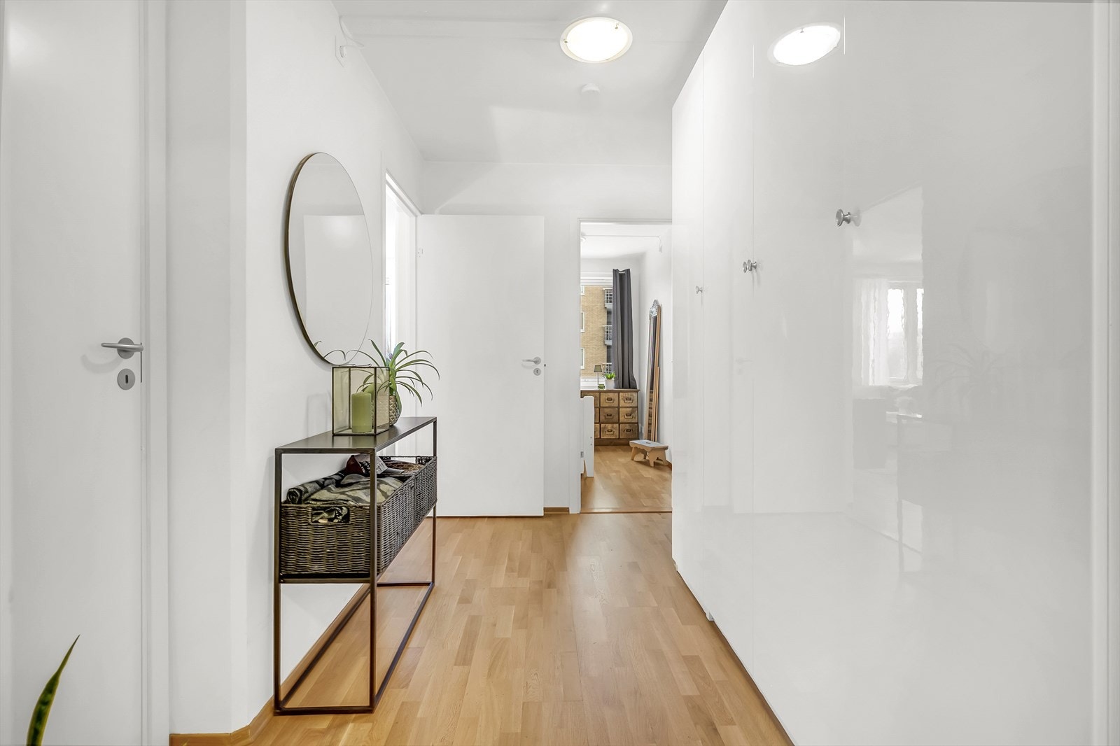 Leiligheten har en innbydende entré med et praktisk garderobeskap til oppbevaring av tøy. Galleribilde