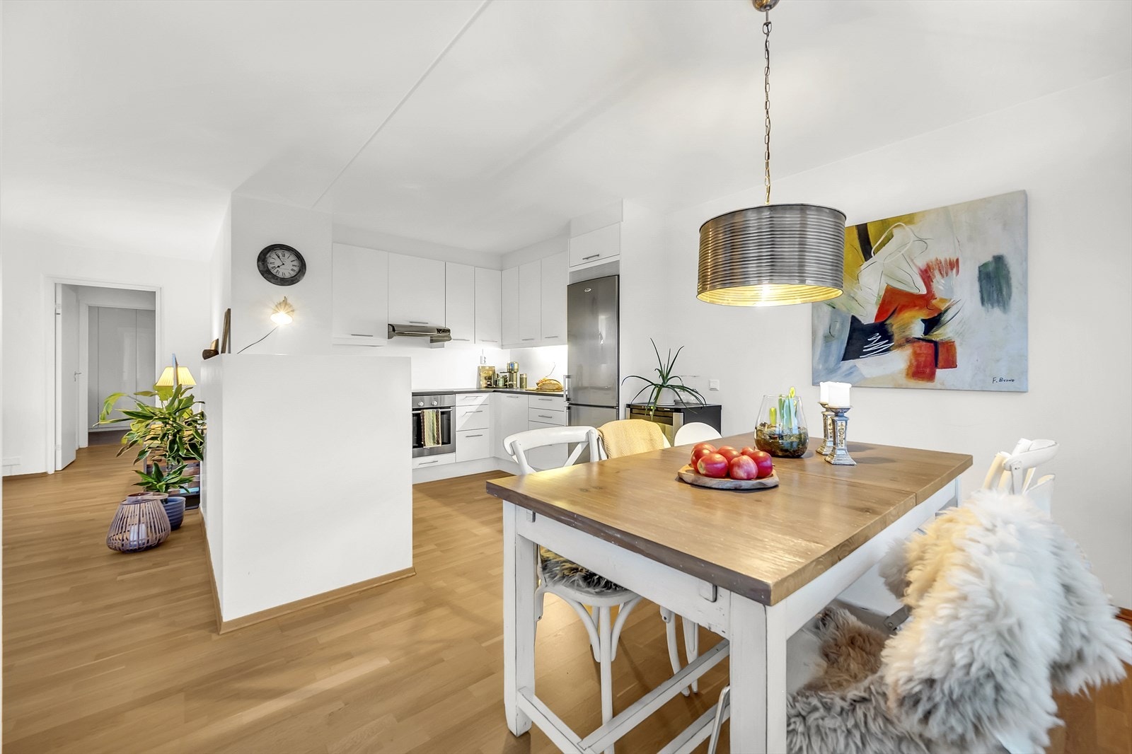 Inngang fra balkong til stue/ kjøkken. Galleribilde