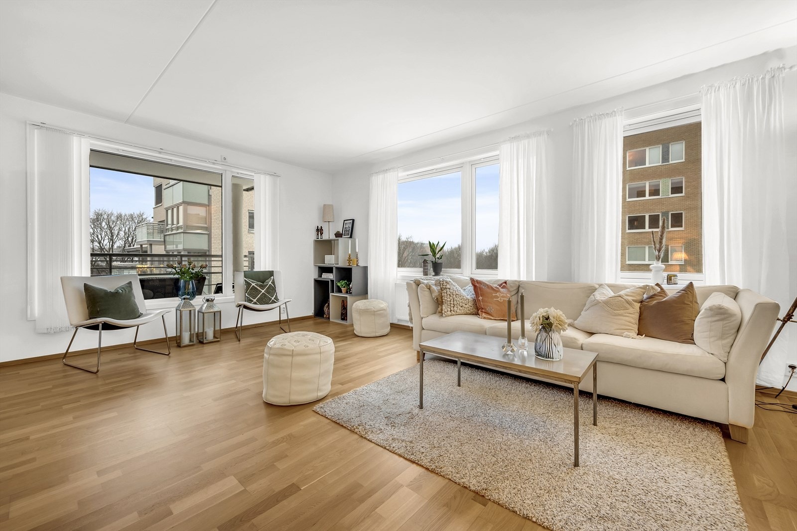 Gulvet er belagt med 3-stavs parkett, og overflatene er malt i en flott hvit-farge. Galleribilde