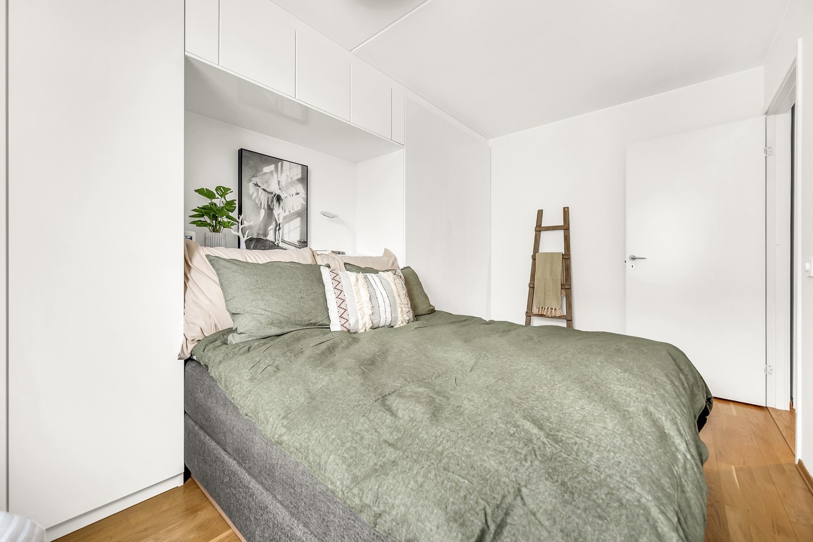 Det er gode oppbevaringsmuligheter i romslig garderobeskap. Galleribilde