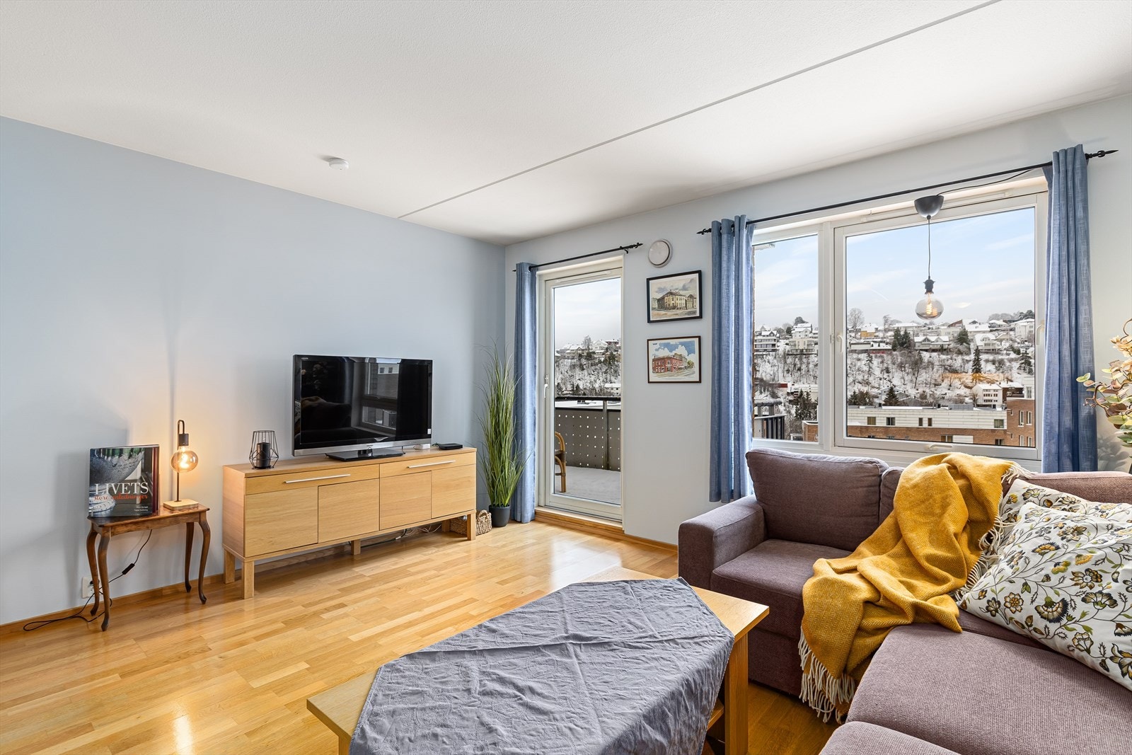 Leiligheten ligger høyt i bygget og du kan nyte utsikten også fra stuen Galleribilde