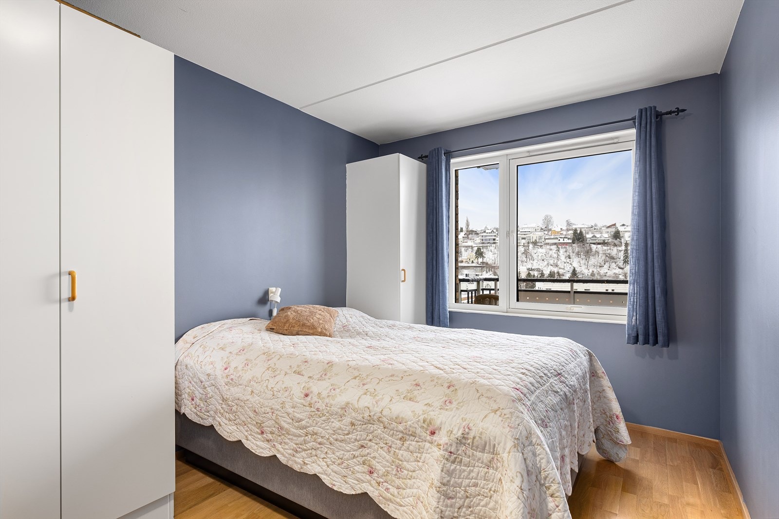 Romslig soverom vendt mot syd. Her er det god plass til dobbeltseng m.m. Galleribilde