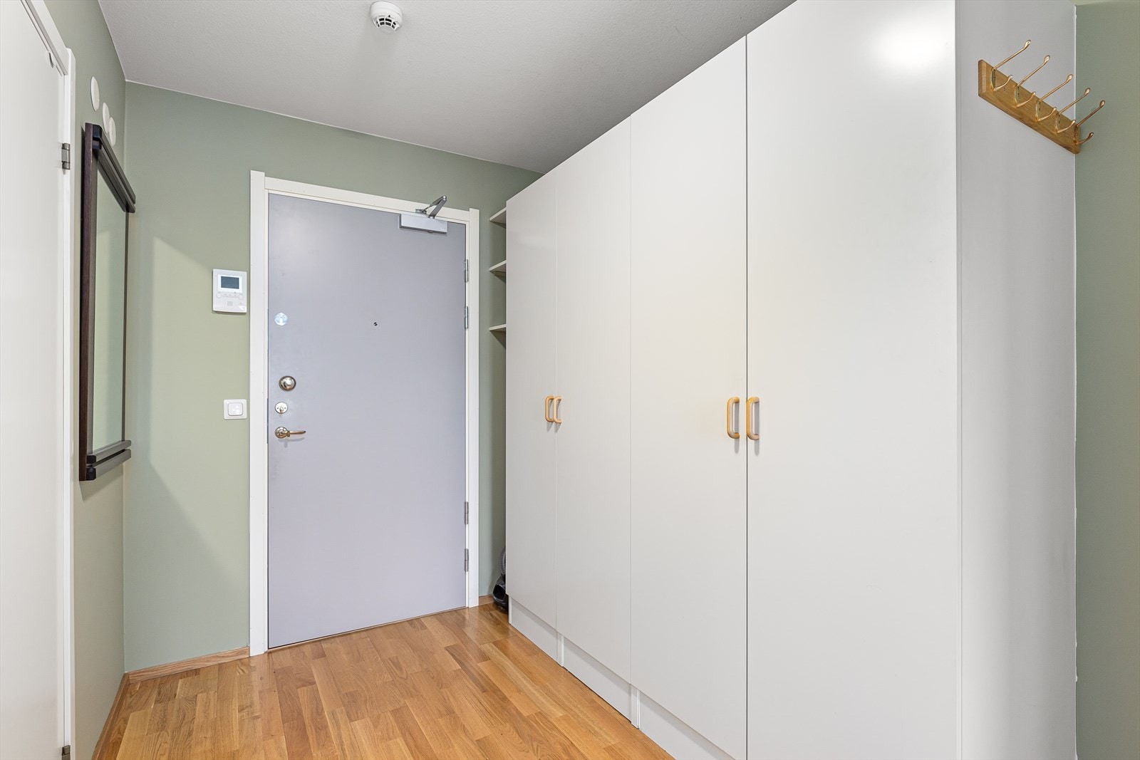 Romslig gang med porttelefon med videfunksjon Galleribilde