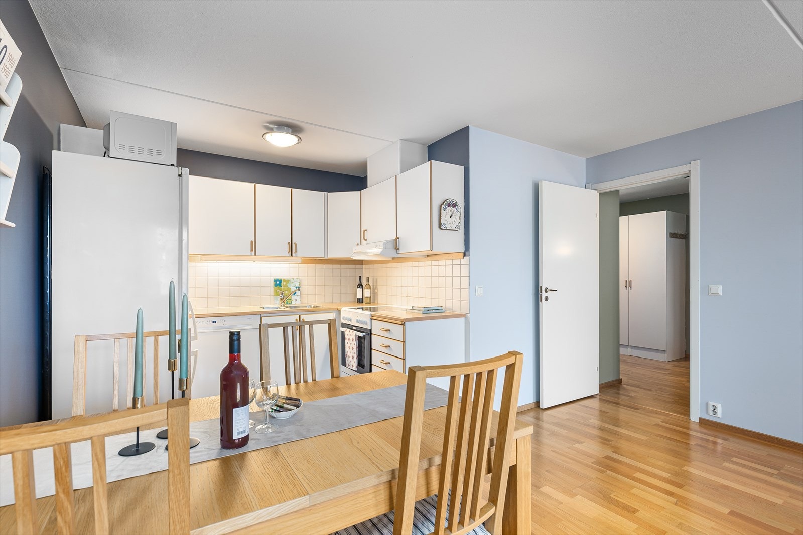 Kjøkkenet har godt med skapplass og benkplass. Galleribilde