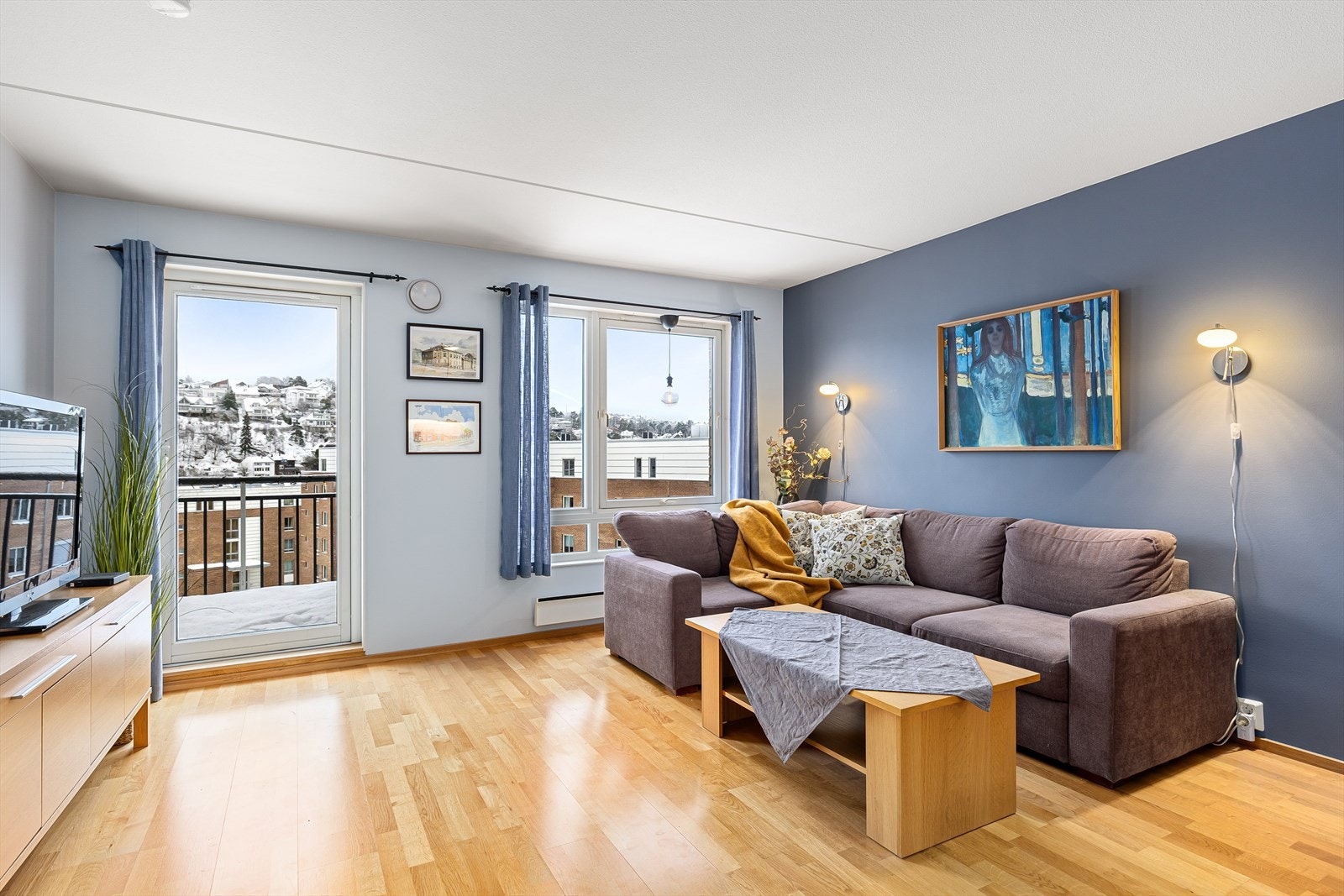 En romslig og god stue med godt lysinnslipp Galleribilde