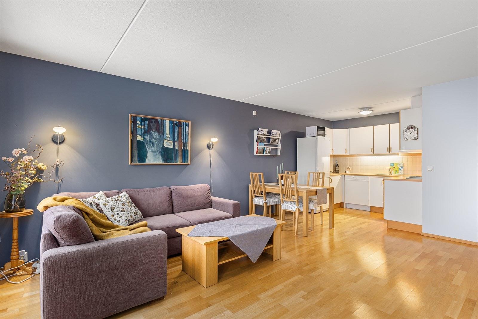 Det er åpen løsning mellom spisestue og kjøkken Galleribilde