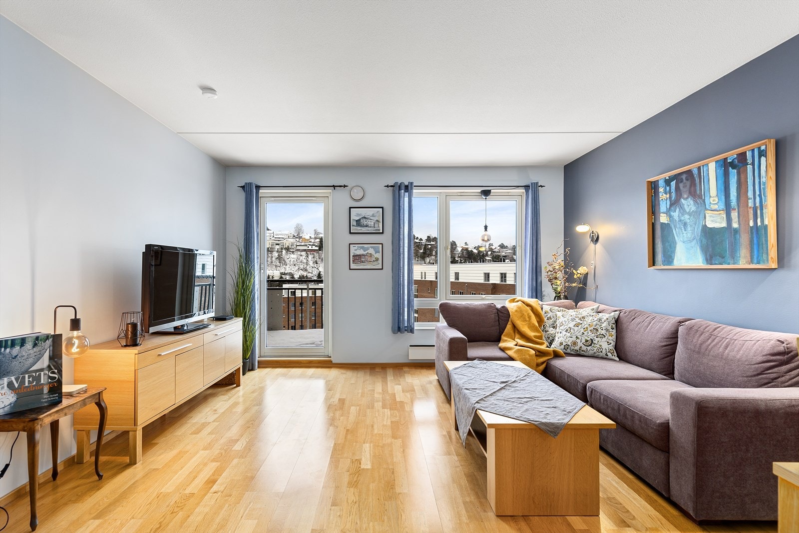 Stuen har god plass til sofagruppe og spisestue Galleribilde