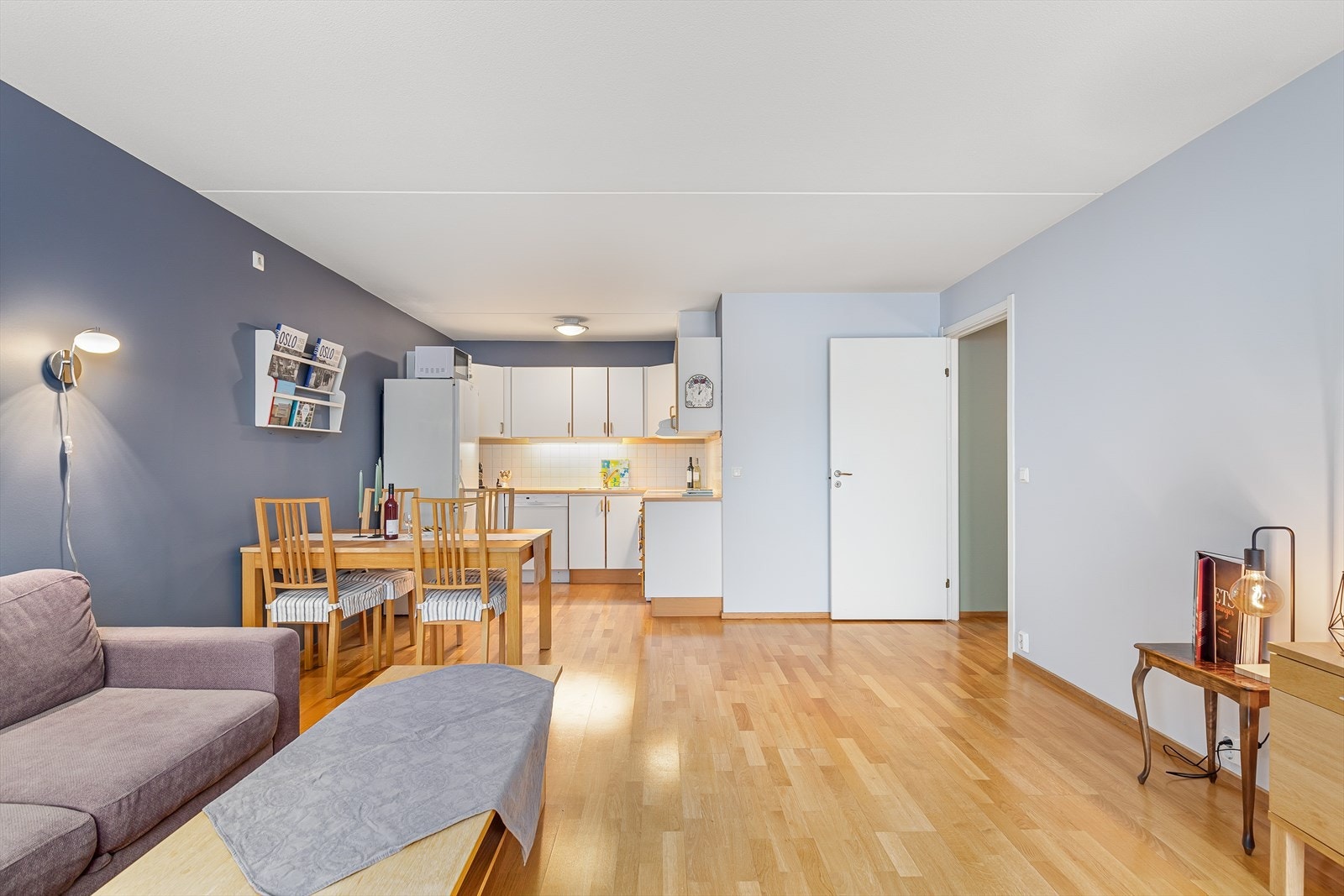 Plasseringen av spisestuen er perfekt slik at man får et meget sosialt rom hvor du kan lage mat mens du underholder gjestene. Galleribilde