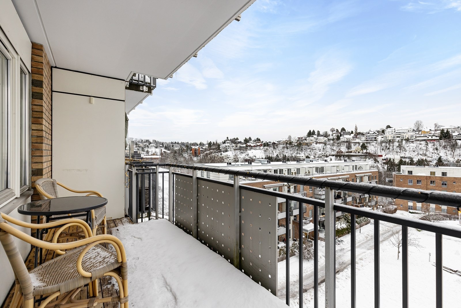 Leiligheten har en flott sydvendt balkong med god plass til bord og stoler, grill m.m. Galleribilde