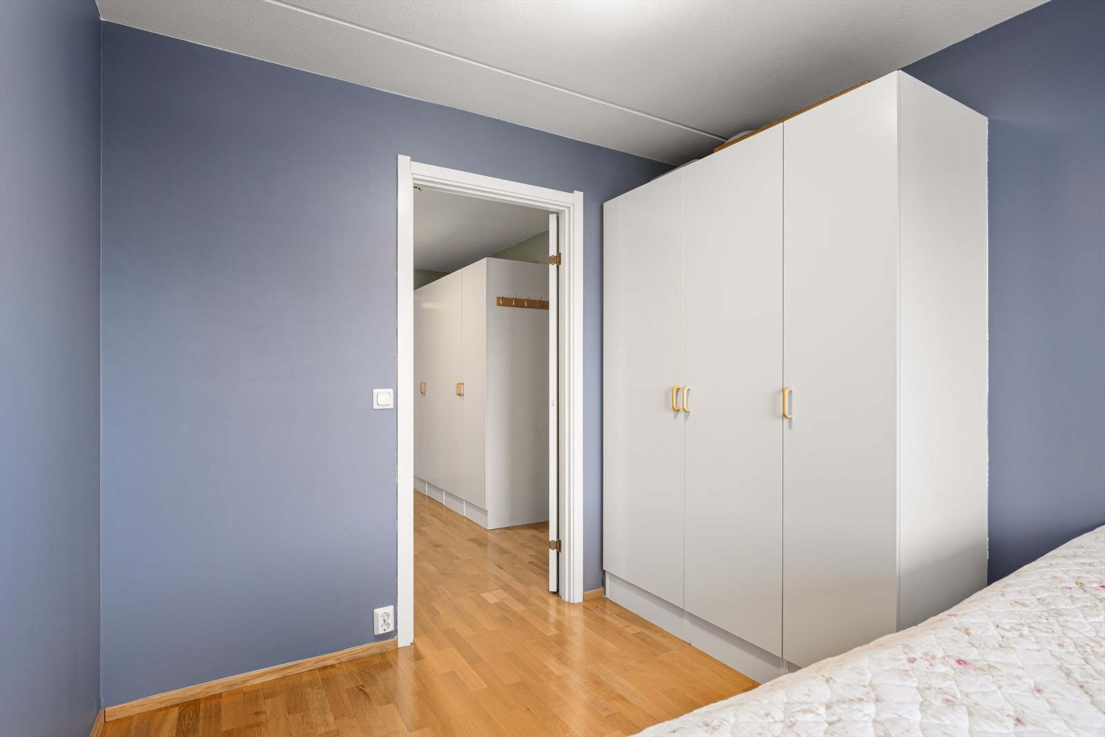 Det er originale garderobeskap på soverommet. Galleribilde