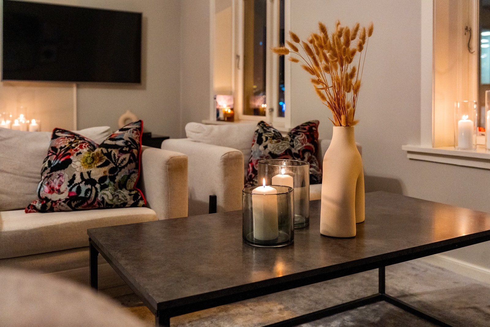 Lun atmosfære i stuen. Galleribilde