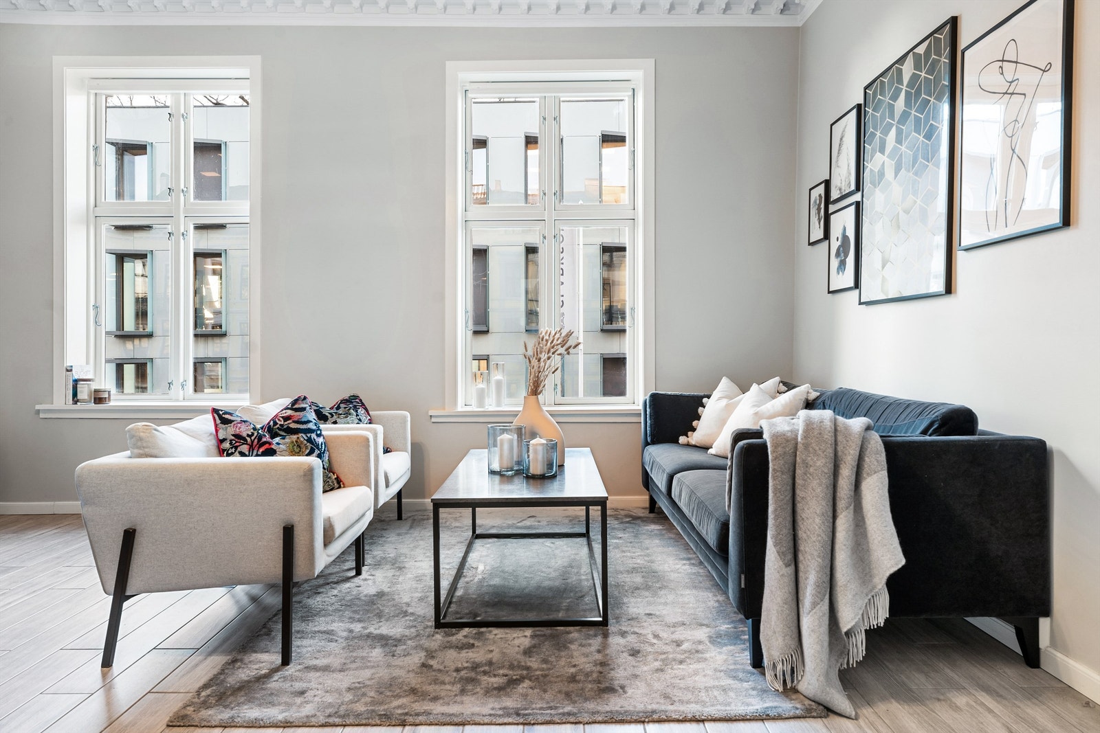 Store vindusflater som slipper inn rikelig med naturlig lys. Galleribilde