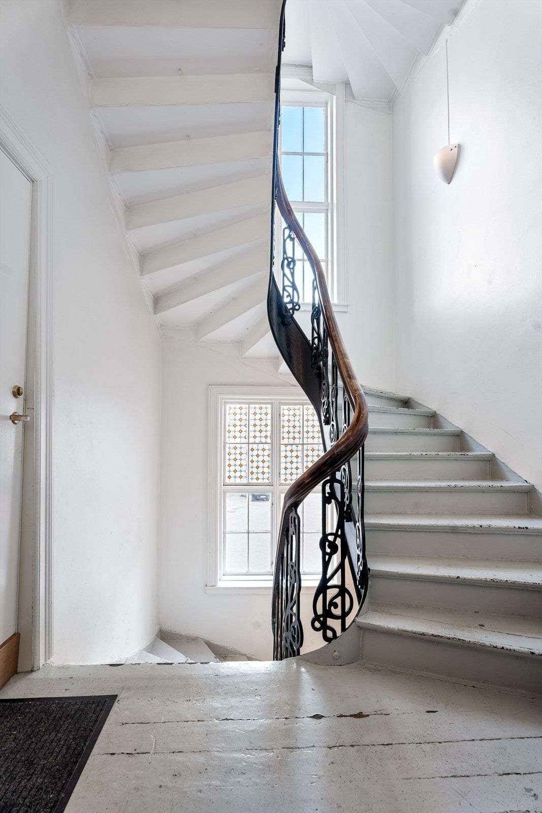 Leiligheten har adkomst via felles trappeoppgang med calling anlegg, samt slett entredør med brannklasse B30 og lydklasse 38 dB. Velkommen inn! Galleribilde