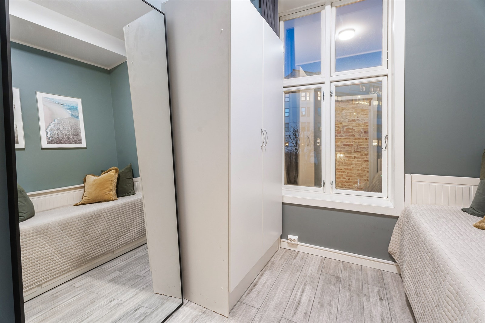 Her er det også plass til garderobeskap som gir leiligheten rikelig med oppbevaringsplass. Galleribilde