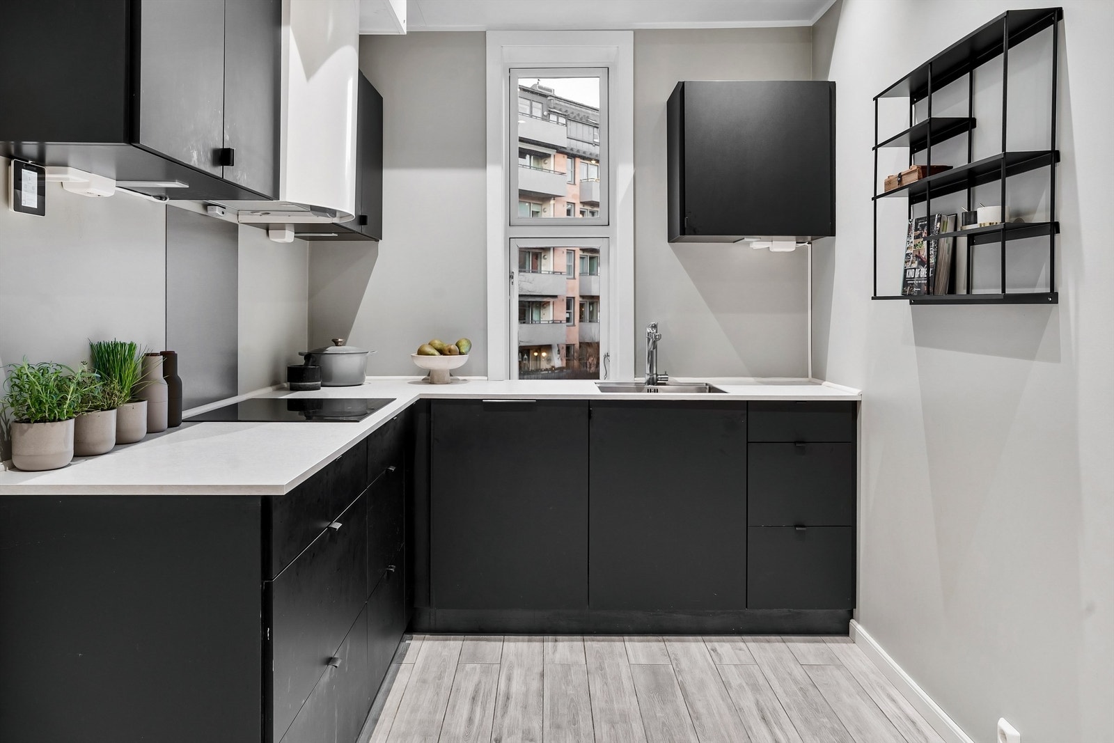 Stilrent KVIK-kjøkken med slette fronter fra 2019. Galleribilde