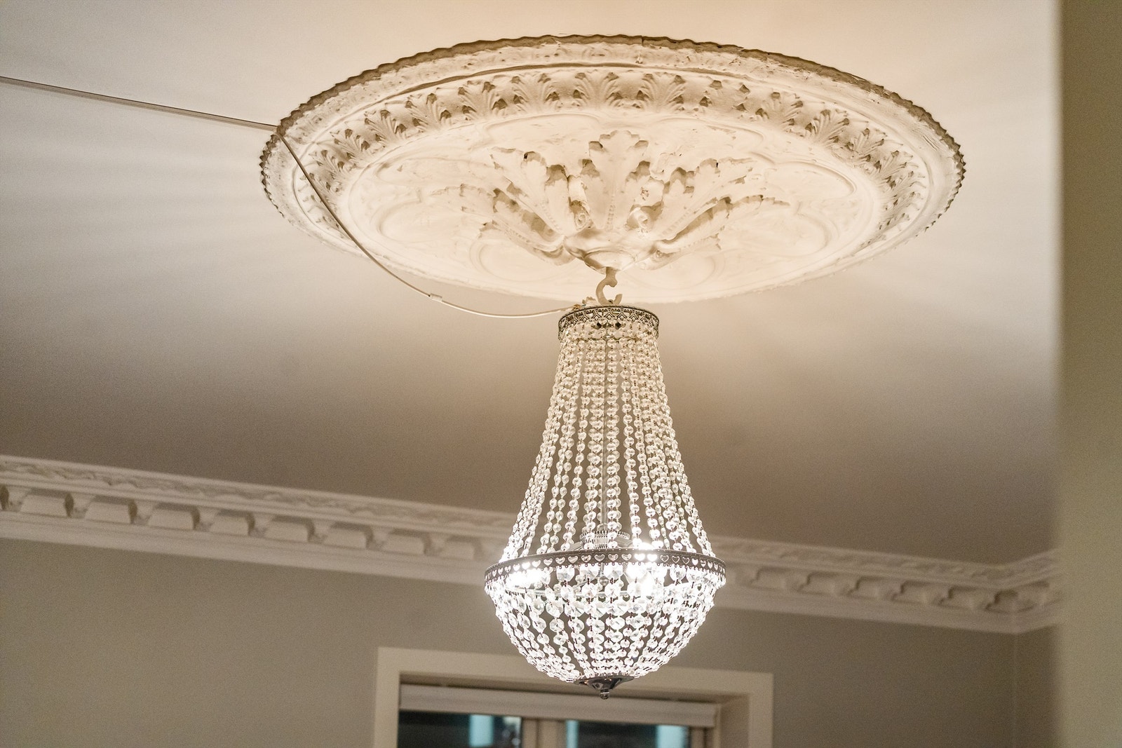 Nydelig rosetter i tak som gir leiligheten et klassisk særpreg. Galleribilde