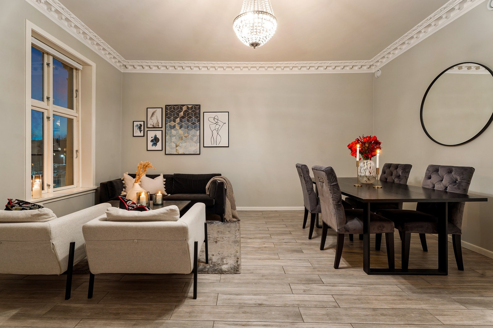 Stuen har god plass til middagsgjester og hyggelige sosiale lag. Galleribilde