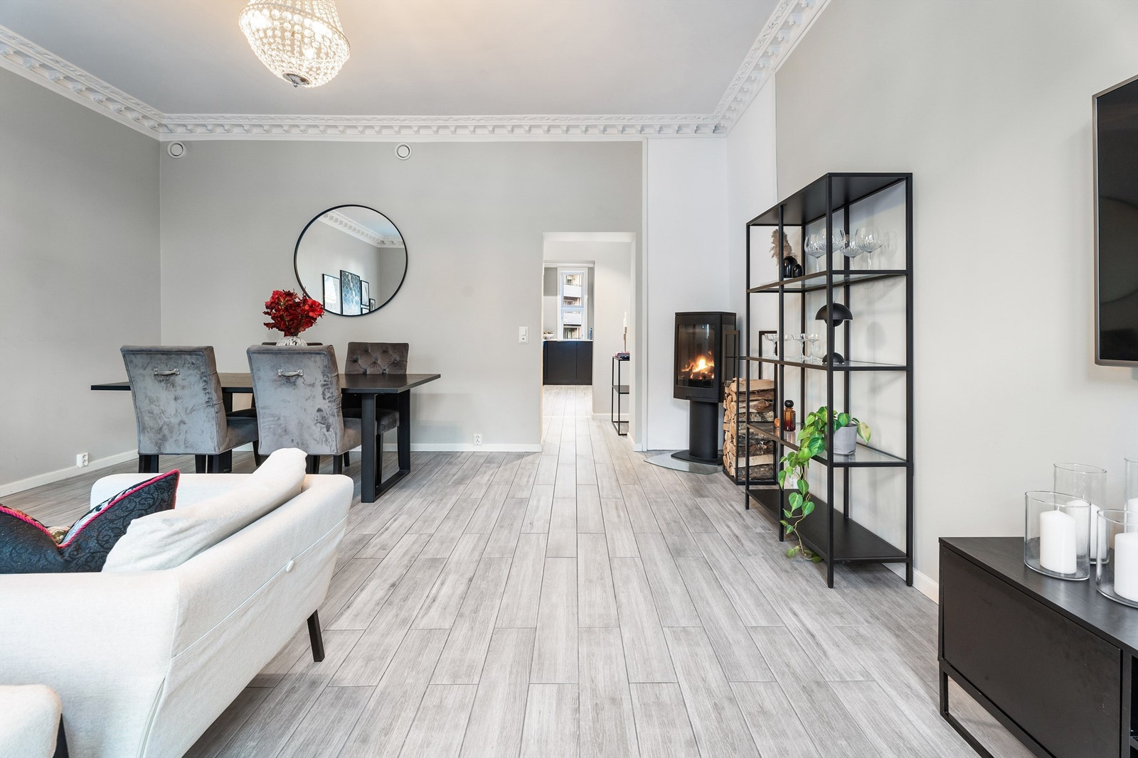 Direkte adkomst til leilighetens bad, kjøkken og to soverom fra stue. Galleribilde