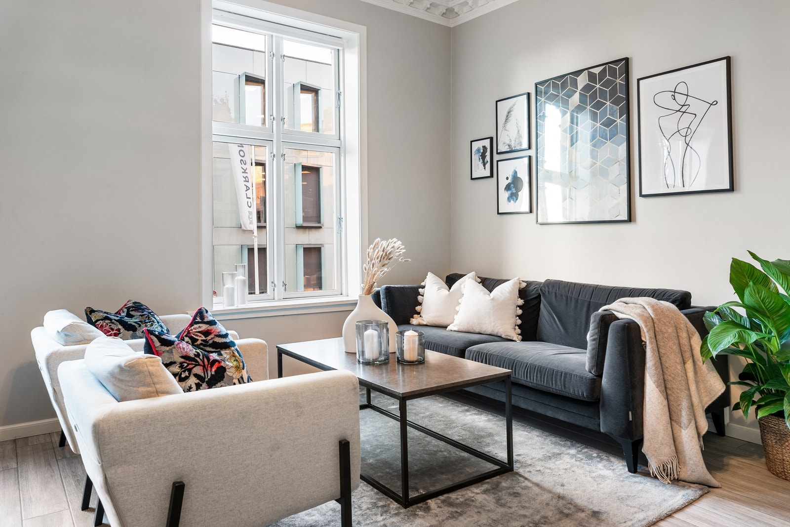 God plass til sofagruppe med tilhørende salongbord. Galleribilde